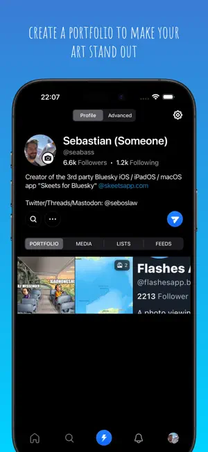 Un smartphone muestra el perfil de una red social con el nombre de Sebastian, el n&uacute;mero de seguidores, la foto de perfil y una pesta&ntilde;a abierta con im&aacute;genes.