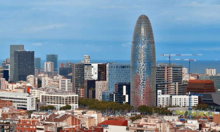 Fotografía de la ciudad de Barcelona, en la que destaca la Torre Glòries. En este edificio se encuentran las oficinas de Telsus Digital, empresa de moderación de contenidos de la que Meta ha decidido prescindir