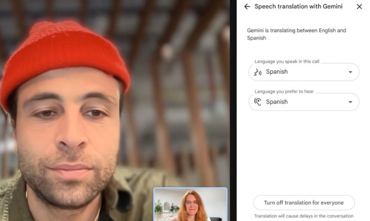 Persona usando un ordenador con la p&aacute;gina de inicio de Google abierta. Contexto de oficina, con planta y taza de caf&eacute;. Ideal para marketing digital.