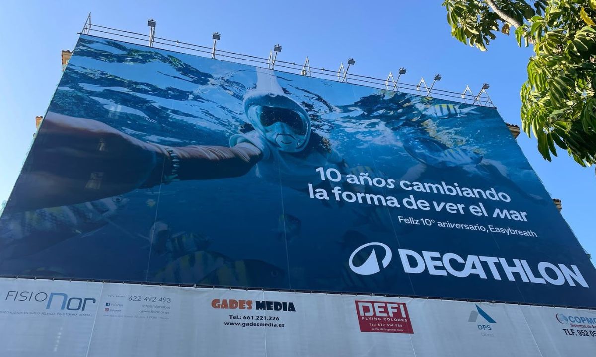 Fotograf&iacute;a de la lona de Decathlon por el 10&ordm; aniversario de su m&aacute;scara Easybreath