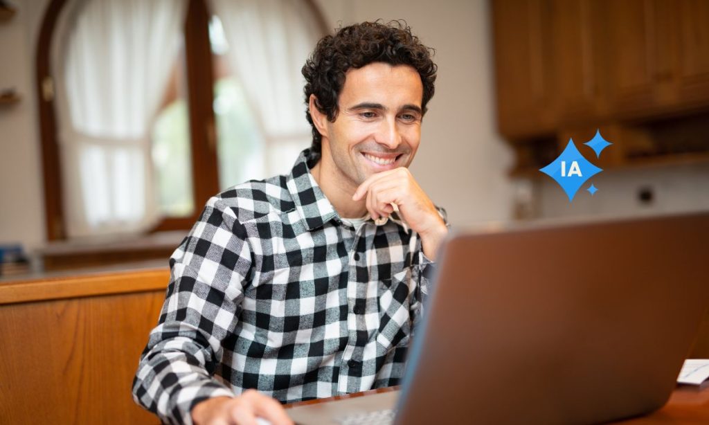 Un hombre sonriente frente a su PC portátil mientras salen del mismo unas estrellitas que ponen IA