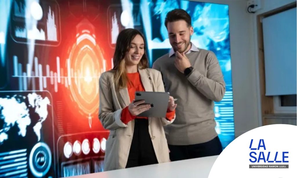 Fotografía de dos jóvenes observando una tablet en un entorno tecnológico, preparándose para ser líderes digitales.