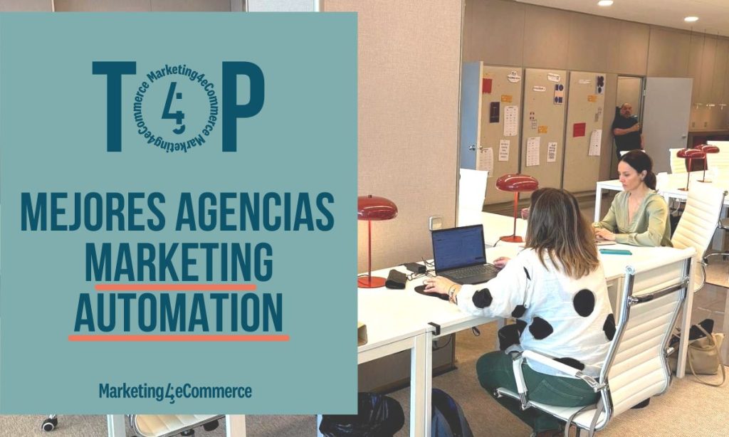 Fotografía del interior de una oficina. A la izquierda aparece una creatividad en la que se lee "TOP Mejores Agencias de Marketing Automation" y el logo de Marketing4eCommerce.
