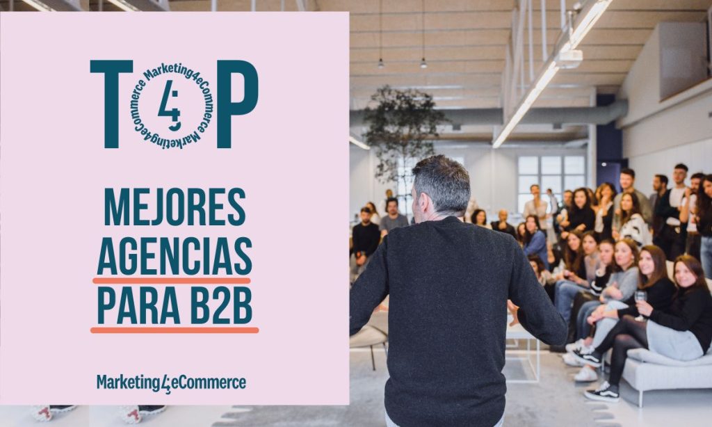 Fotografía del interior de una oficina. A la izquierda aparece una creatividad en la que se lee "TOP Mejores Agencias para B2B" y el logo de Marketing4eCommerce.