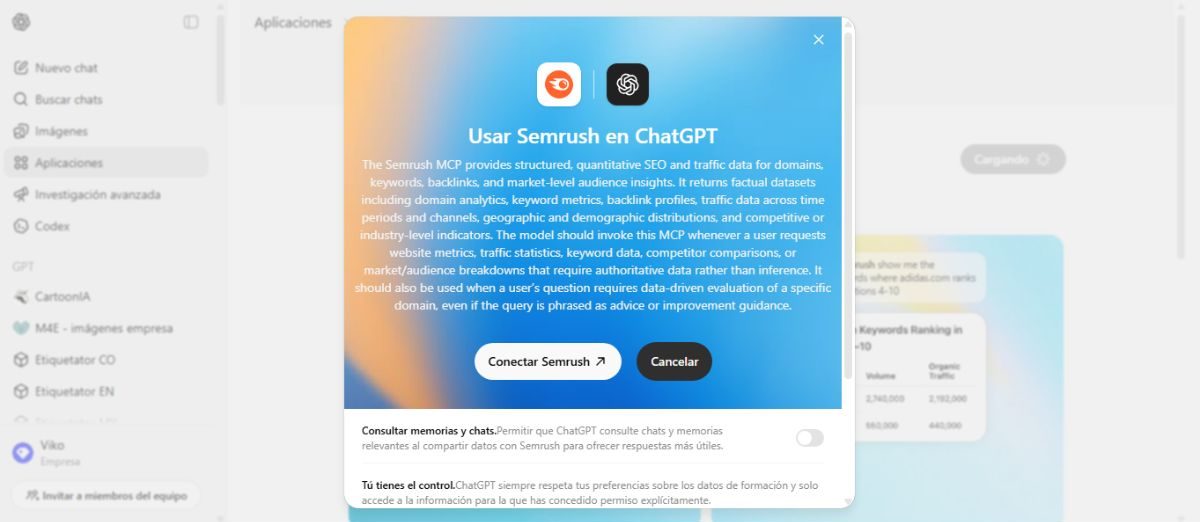 Captura que muestra la opci&oacute;n dentro de ChatGPT para activar la app de Semrush y conectar los datos de la plataforma.