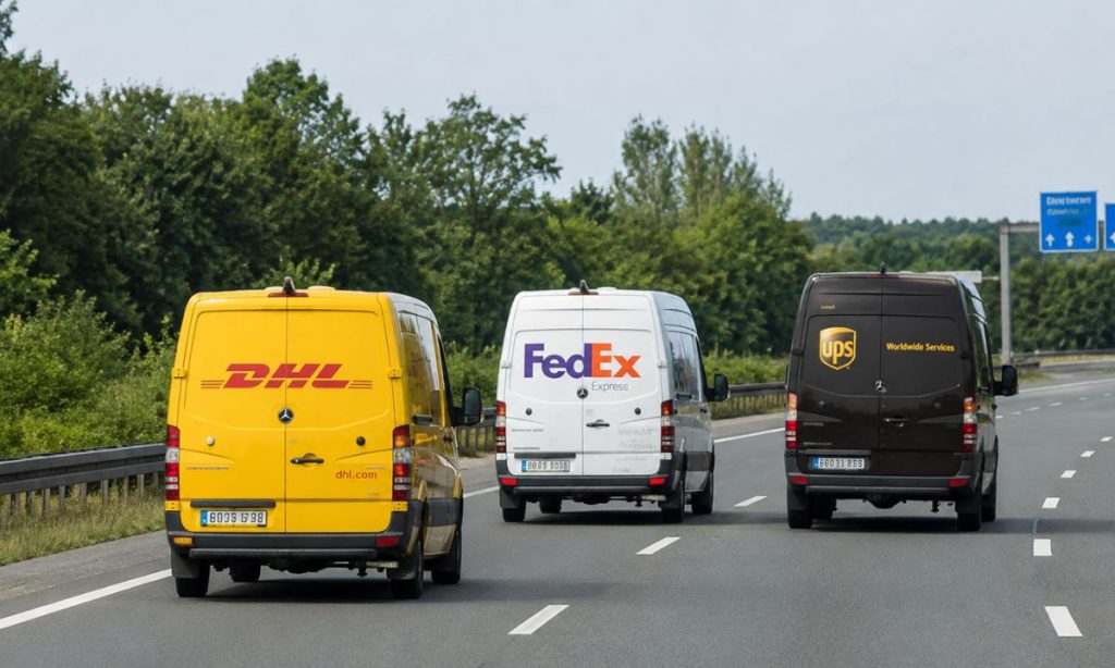 Imagen de una carretera por la que circulan tres furgonetas de reparto: una de DHL, otra de FedEx y otra de UPS. Estilo fotorrealista.