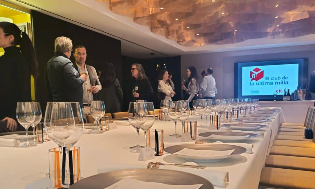 varios invitados alrededor de la mesa principal del evento el club de la última milla