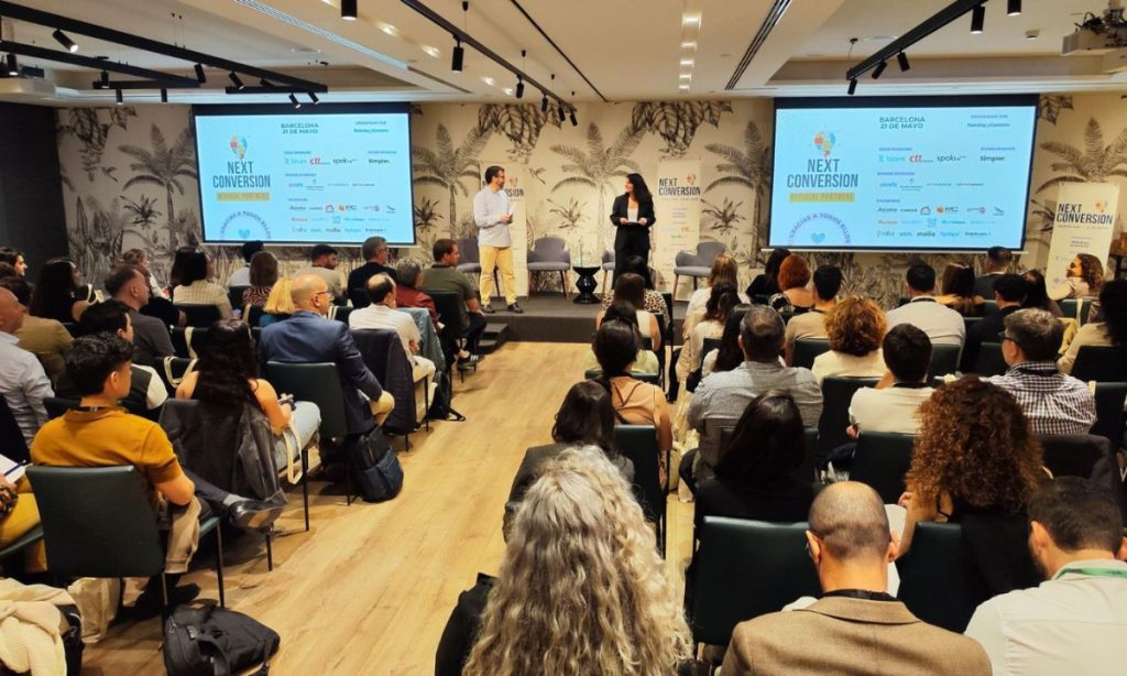 Fotografía del evento NEXT Conversion Barcelona 2026. Sobre el escenario están, presentado, Yara Quevedo y Rubén Bastón.