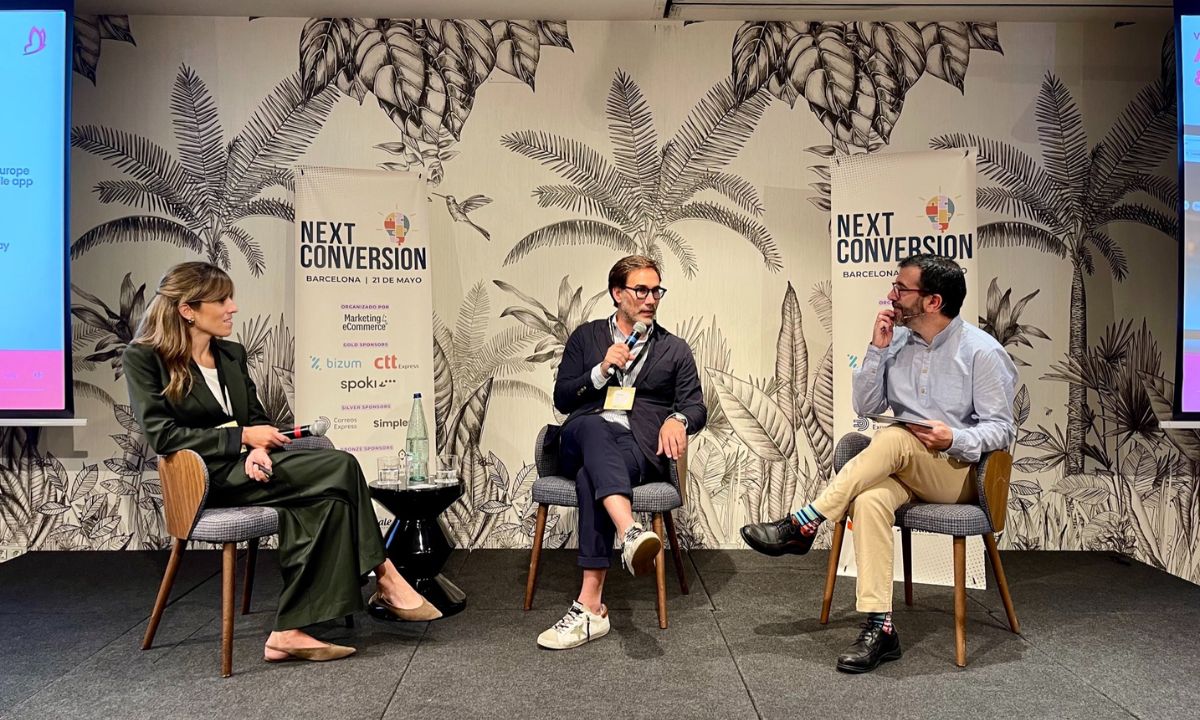 Fotograf&iacute;a del NEXT Conversion Barcelona 2026. Sobre el escenario est&aacute;n Rub&eacute;n Bast&oacute;n, director de Marketing4eCommerce; Joan Cert, Chief Revenue Officer de Veepee, y Sara Cora, Retail Media Manager de la compa&ntilde;&iacute;a