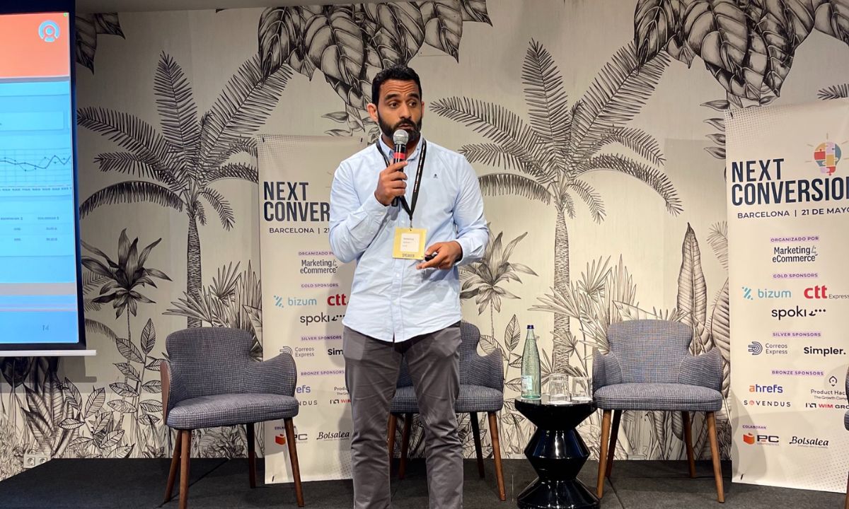Fotograf&iacute;a del NEXT Conversion Barcelona 2026. Sobre el escenario est&aacute; Adham Lotfi, Country Manager Espa&ntilde;a de Sovendus