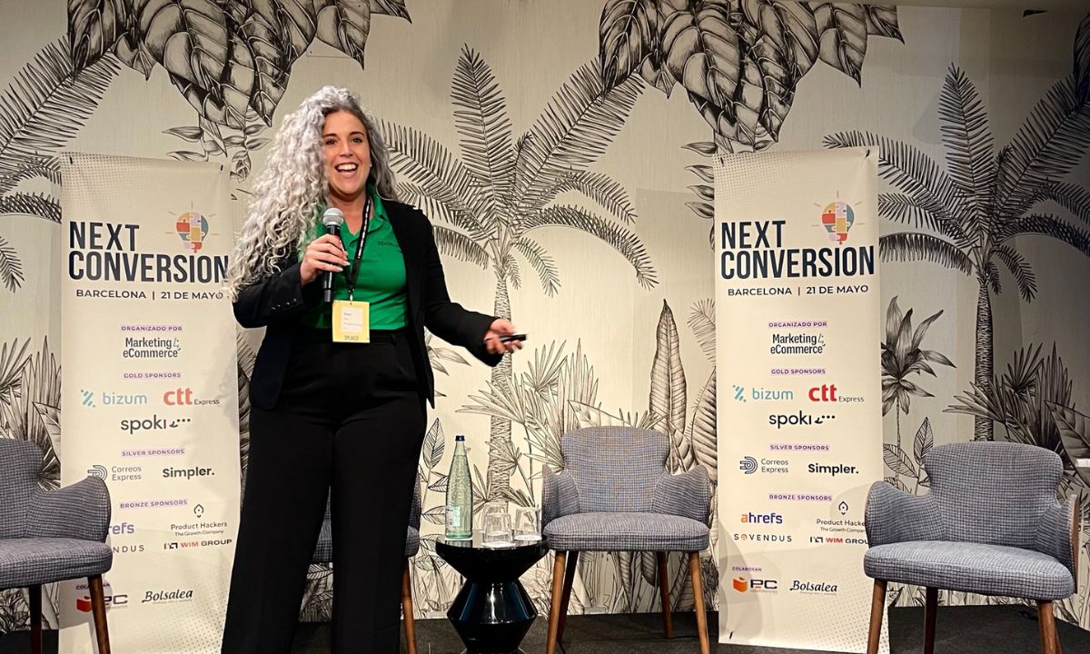 Fotograf&iacute;a del NEXT Conversion Barcelona 2026. Sobre el escenario est&aacute; Ana Rueda, Spain Marketing Manager de Spoki
