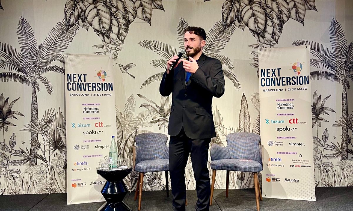 Fotograf&iacute;a del NEXT Conversion Barcelona 2026. Sobre el escenario est&aacute; Adri&aacute;n Domingo, Especialista eCommerce del RCD Espanyol.
