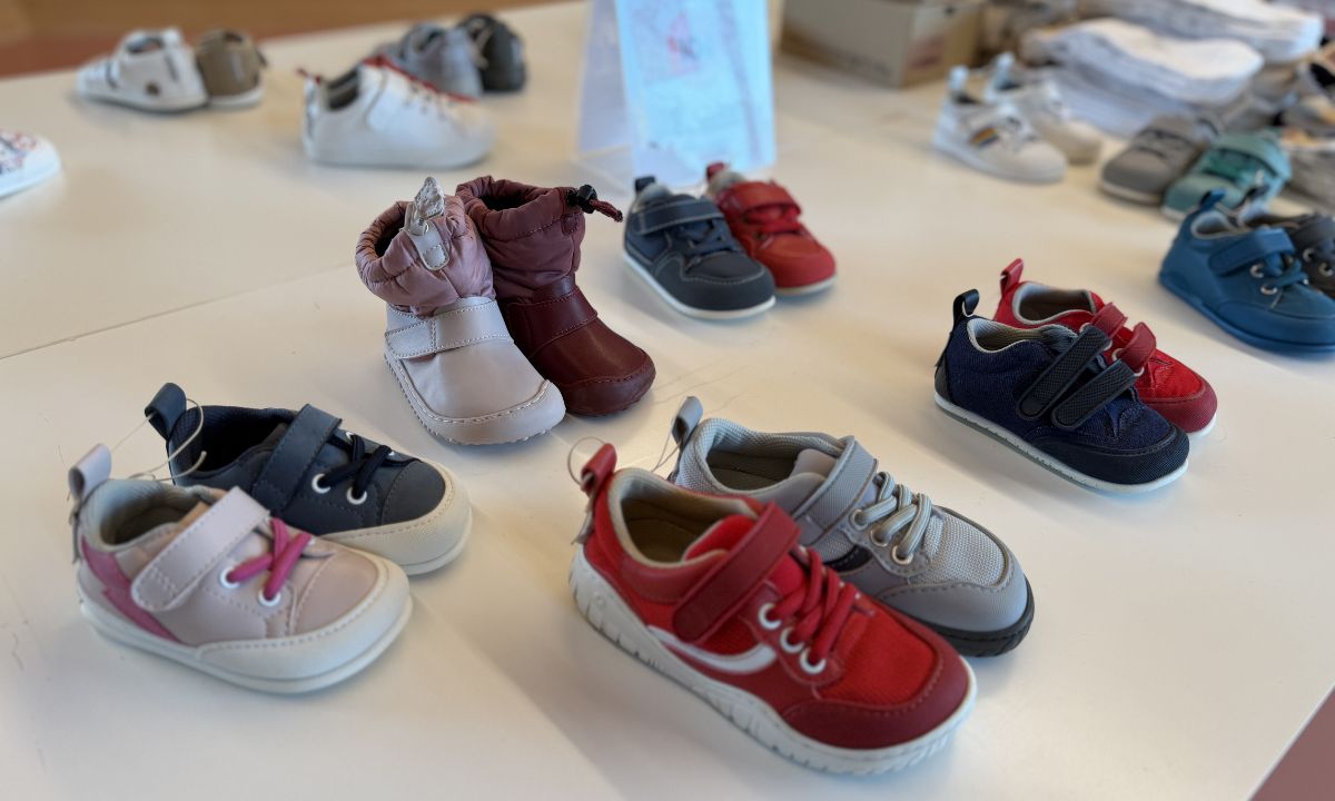 Fotograf&iacute;a de pares de zapatos "mellis" en el mercadillo feroz de zapato feroz