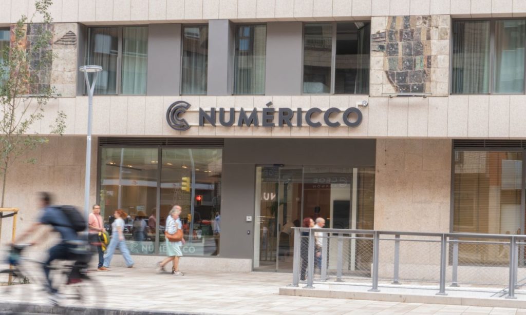 Fachada de la nueva sede de Numéricco en Zaragoza, un espacio concebido como punto de encuentro para el ecosistema empresarial y creativo de la ciudad.