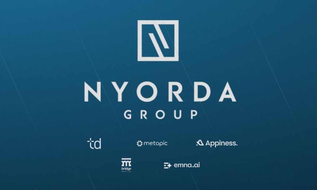 Creatividad azul que muestra el logo de Nyorda Group. Bajo este, en un tamaño reducido, se ven los logos de las compañías que conforman el grupo.