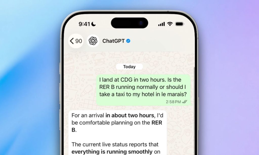 Sobre un fondo degradado azul, aparece un teléfono móvil. En su pantalla se ve una conversación de WhatsApp con ChatGPT.
