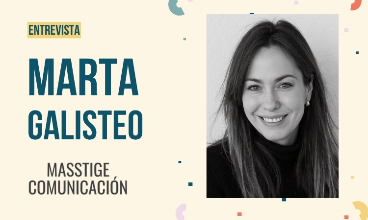 Imagen de entrevista con retrato en blanco y negro y el nombre de Marta Galisteo, de Masstige Comunicación.