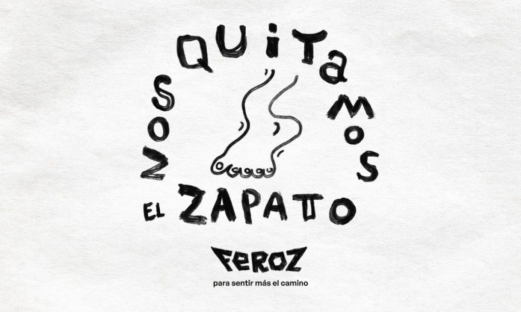 Creatividad del rebranding de Feroz (antes Zapato Feroz). Esta muestra una ilustración de un pie, rodeada de texto que dice "nos quitamos el zapato". Bajo esta se muestra el nuevo logo y el texto de cierre "para sentir más el camino".